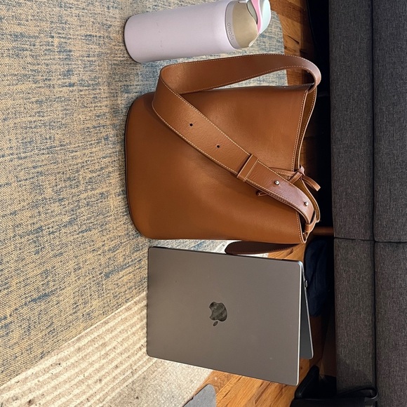 Lie Studio Norma Bucket Tote Bag Toffee Brown / Cognac - Picture 7 of 12